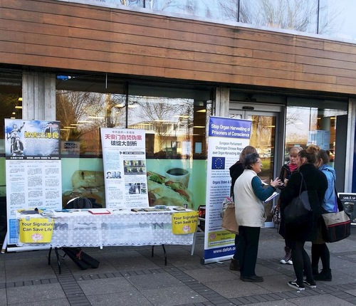cfba3fe823784d65ac9aed2f49f6adde Students at the University of Dundee learn about the CCP's live organ harvesting from Falun Gong practitioners.