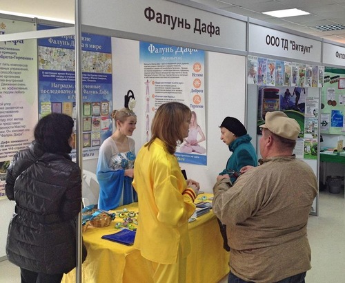 4b67f7971858197631f3a7d1652489ab Visitors pause to learn about Falun Gong.