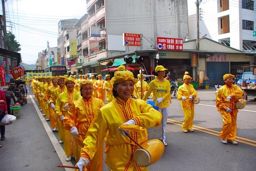 Waist drum team plays during the parade.