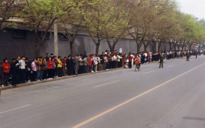 2009-5-3-425znh-10 Falun Gong practitioners standing on the sidewalk at the west side of Fuyou Street, Zhongnanhai, Beijing.