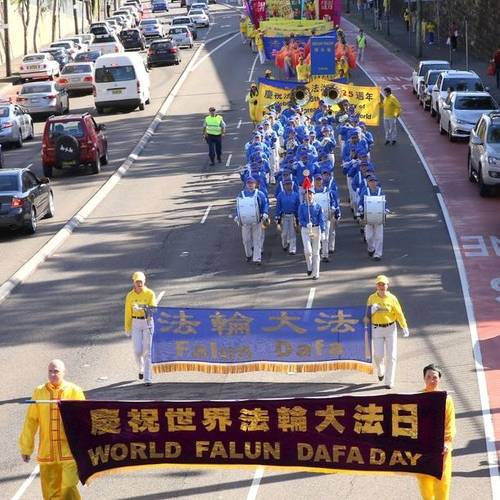 3829b8b935c3ef7d64d46b14361ccb12 Parade led by the Tian Guo Marching Band in Sydney, Australia.