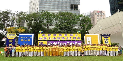 3af66bad53127f61cdc5b9755ab09aee Falun Gong practitioners in Singapore wish Master Li a happy birthday in Hong Lim Park on May 2, 2017.