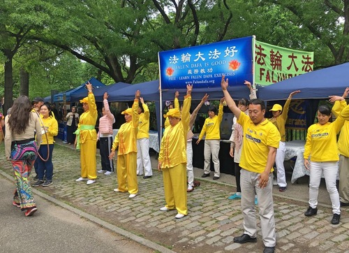 828551a904fd9dff1b204b5ad7743fcc Practitioners introduce Falun Dafa to the public during the annual Dance Parade on May 20, 2017.