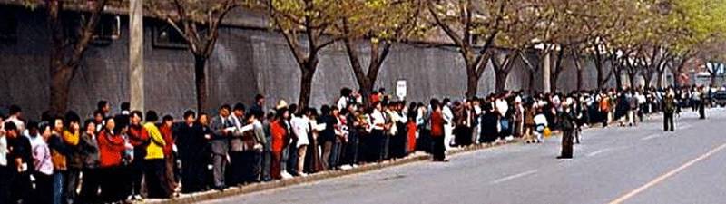 April 25 April 25 1999, some 10,000 Falun Gong practitioners gathered at the central appeals office in Beijing, to peacefully appeal the release dozens of Falun Gong Practitioners who days before were illegally arrested.
