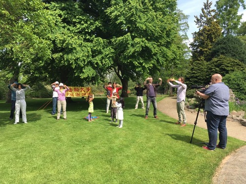 a660c11603ebc5614c6f130b296c90a8 A TV Gelderland reporter records Falun Gong group exercise in Wageningen.