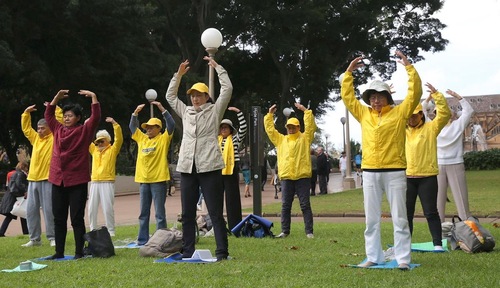 ed18bcb7ef495529837d426319428db1 Practitioners in Sydney demonstrate the Falun Gong exercises in Hyde Park.