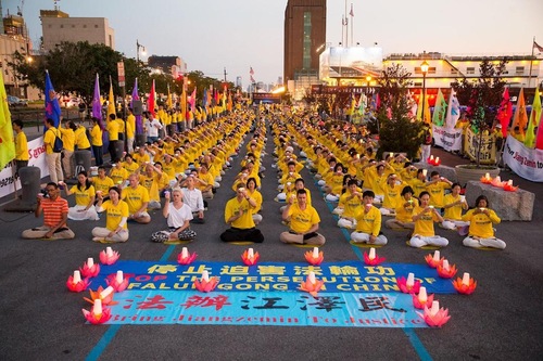 Falun Dafa practictioners held a candlelight vigil at the Chinese consulate in New York, USA.