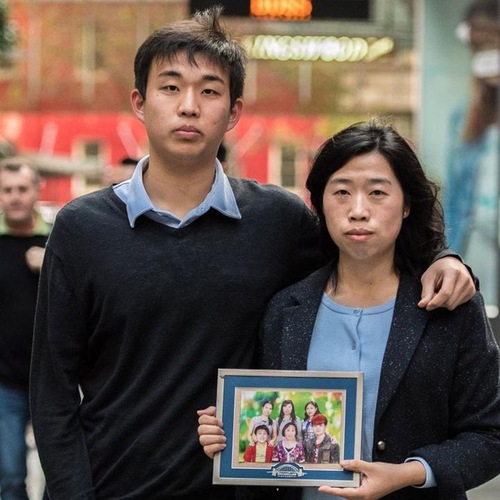 ab1dfa4ad01de91a9fced0c89aac0f05 Falun Gong practitioner Eric Jia and his aunt Lorrita Liu holding her family photo.