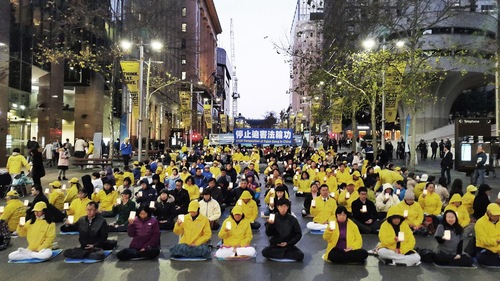 caeb9847779da7cc4cf2c62d8a1f8d62 Candlelight vigil at Martin Place commemorated Falun Gong practitioners who died in the persecution.