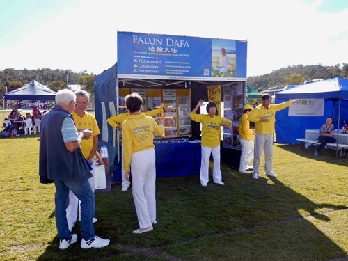 Falun Dafa practitioners demonstrate the exercises and talk to people at the Pacific Pines Winterfest in Gold Coast, Queensland.