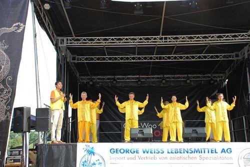 37f03e15a22c587893dc036ffa6dadb9 Demonstrating Falun Gong on stage during the Asian Festivita in Bern, Switzerland.