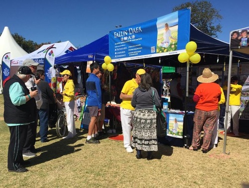 Falun Gong practitioners introduce Falun Gong at the Toowoomba Languages and Cultures Festival.