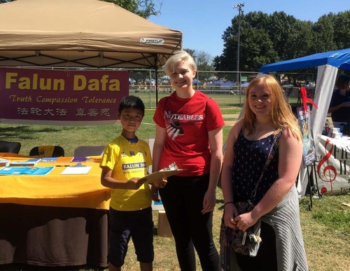 Practitioners talk with people about Falun Dafa and the persecution of the practice in China.