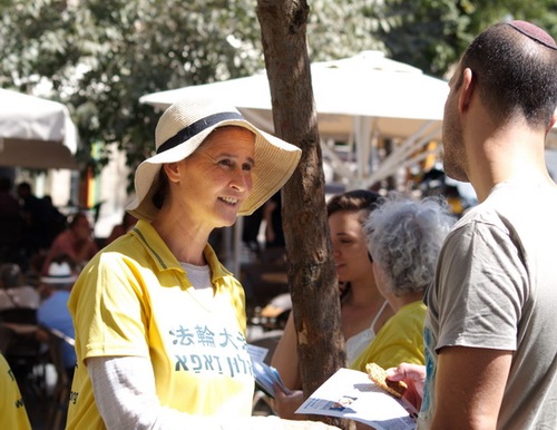 A practitioner distributes leaflets about the persecution of Falun Gong in China.