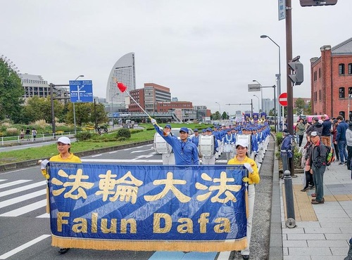 Falun Dafa's Tian Guo Marching Band, composed of Japanese Falun Gong practitioners, leads the parade in Yokohama.