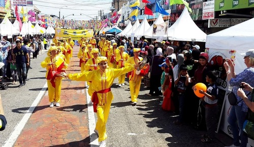 Waist drum performance by practitioners.