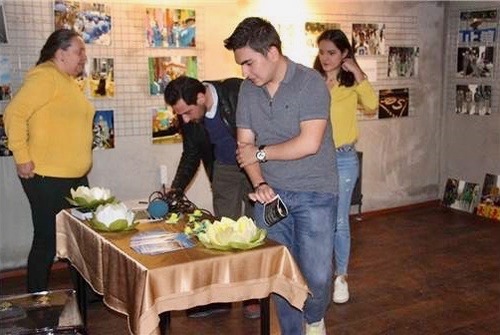 Attendees of the “Journey of Faun Dafa” photo exhibit in Eskisehir sign a petition calling for an end to the persecution in China.