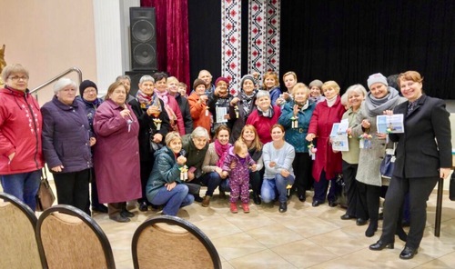 adabd88dfb64b9775389643d37d09035 The Moldovan Deaf Association and participants made lotus flowers and learnt the beauty of Falun Dafa.