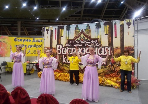 5623176c792fa8d9cd853506ae9d7db1 Practitioners demonstrate the second exercise at the Oriental Collection Expo on November 16, 2017.