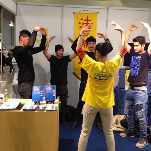 415adc2a33aba8925f0304b2a0dcaa99 Attendees of Educa Helsinki learn the Falun Dafa exercises from practitioners.