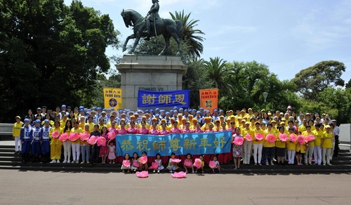 Falun Gong practitioners in Melbourne wish Master Li Hongzhi a Happy New Year.