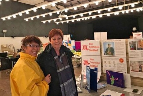 Many people at the health expo in Køge were interested in learning Falun Gong.