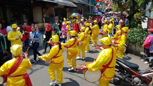Falun Gong practitioners' waist-drum troupe performs in the Chinese community.