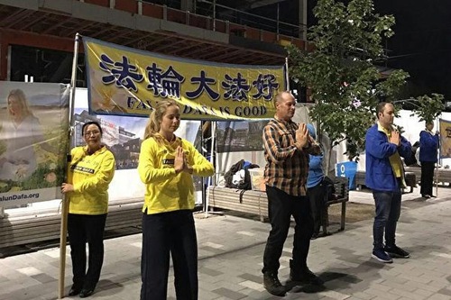 ac4041deadb7406cdd5dbfba0283dc02 Practicing the Falun Dafa exercises at Christchurch Lantern Festival.