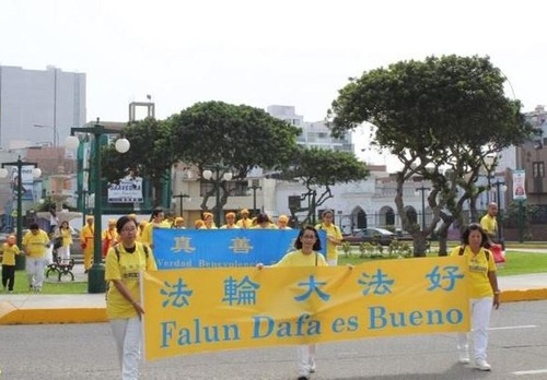 Falun Gong practitioners perform in the Magdalena Art Festival parade.