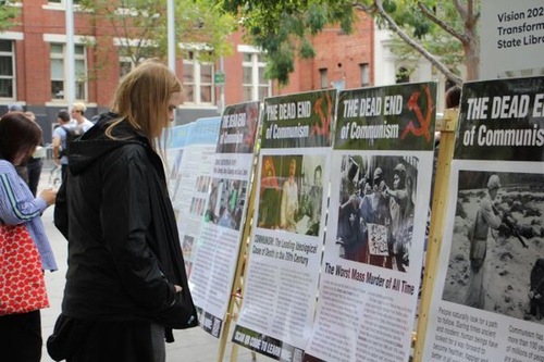 a894e00a66702ebdf10708fd012afbb1 The rally and posters with information on the persecution of Falun Gong draw the attention of many passersby. They read the posters and took literature with them.