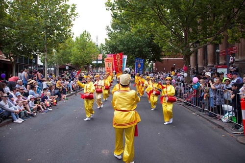 Falun Gong practitioners at Easter Gala Parade in Bendigo.