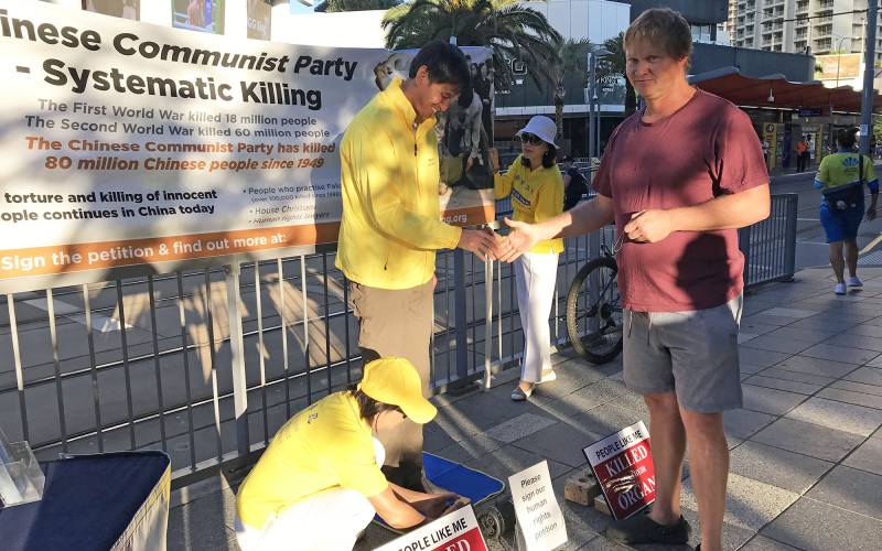 1(1) A Queenslander happily signs the petition to stop the brutal state practice of organ harvesting in China.