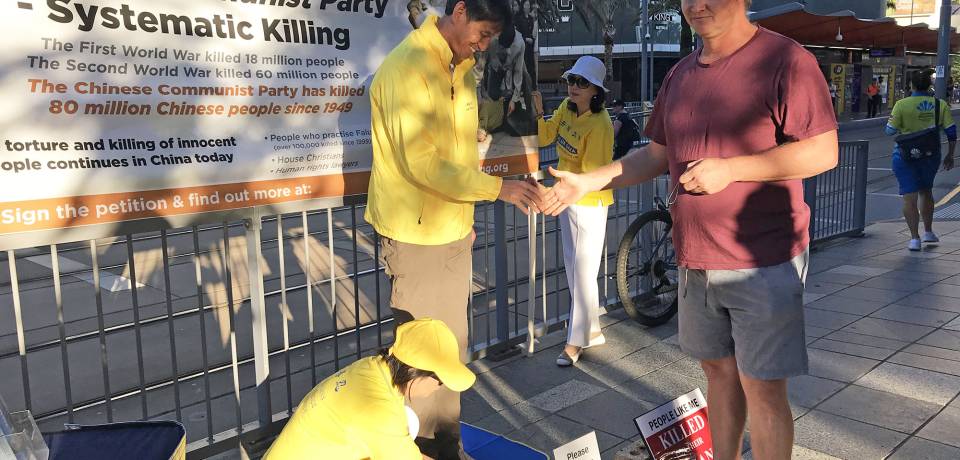A Queenslander happily signs the petition to stop the brutal state practice of organ harvesting in China.