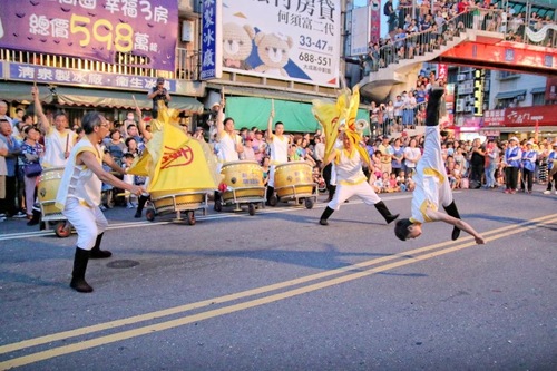 The majestic performance of the NTD Taiwan Flag and Drum Team and the members’ astonishing flips and jumps win heated clapping from the crowd.
