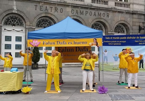 b6d68a6a80dc8ad54c9f2b7c6763c016 Demonstrating the Falun Gong exercises in downtown Oviedo, Spain.