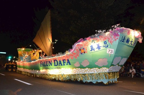 Falun Dafa practitioners in the 42nd Starlight Parade of Rose Festival in Portland, Oregon on June 2, 2018.
