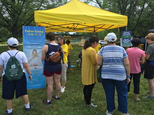 61c9e013bc81ff9b6fbf07fd6b37a677 Falun Gong practitioners in St. Louis tell people about Falun Gong at the 3rd Life Outside Festival.