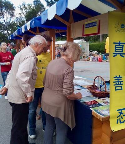 Passersby sign the petition to protest forced organ harvesting in China.