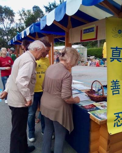 54b6879fd972de2a61463c873298bde6 Passersby sign the petition to protest forced organ harvesting in China.