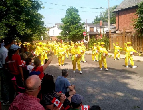 Falun Dafa practitioners play waist drums at the National Day parade in East York, Toronto.