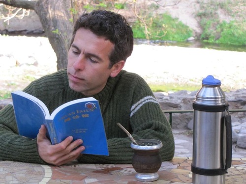 Ricardo Juri reads Zhuan Falun.
