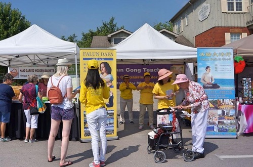 Falun Gong practitioners introduce the meditation during the Whitchurch-Stouffville Strawberry Festival on June 30, 2018.