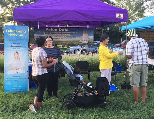 21bfd813cffa1f46e18c084e07ad3796 Practitioners introduce Falun Gong.