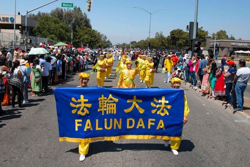 The Falun Dafa entry in the parade.