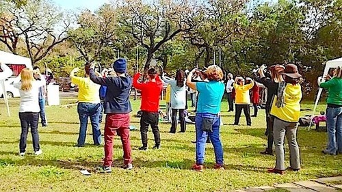 c79dd16cd8b07a5fb574e648441e562a Falun Gong exercises are taught to attendees of an event at the University of São Paulo.