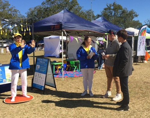 dd5aaa4496dbbc62c016481165009c0e Falun Gong practitioners introduce the benefits of the mind and body practice to the crowd at Toowoomba Languages & Cultures Festival on August 12, 2018.