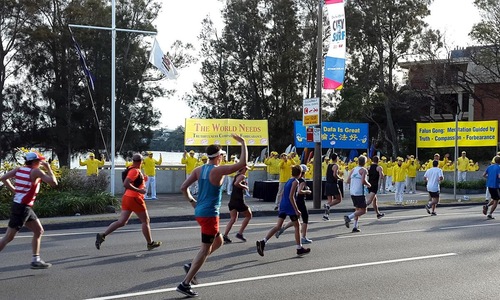 ed9dda73a93f530cf7db0cb8168c99ce Runners in the “City to Surf” charity marathon encountered Falun Gong practitioners doing group meditation.