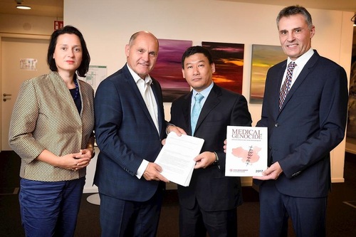 Yong Wang (second from right) of the Austrian Falun Dafa Association hands over the motion to President Mag. Wolfgang Sobotka (second from left) of the National Council. Dr. Kugler (first from left), Member of Parliament.