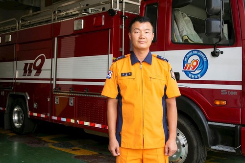 2ee2ad9de07b742ce2ce1a0b7c08a34c Xin Xiangjiao, 44, is chief of a 119 fire department in Incheon, South Korea.