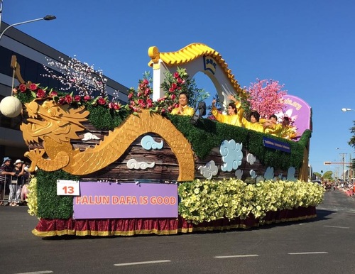 3b79d2fc7a45a5556782f45e2d798eab The Falun Gong float, one of the highlights of the Toowoomba Carnival of Flowers event parade.